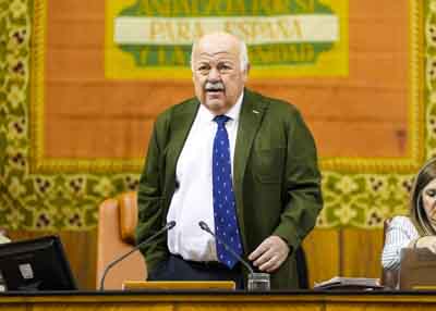 Jesús Aguirre, presidente del Parlamento de Andalucía, se dispone a reanudar la sesión plenaria 