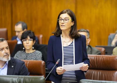 María del Pilar Navarro, del Grupo Socialista, inicia el turno de preguntas al Consejo de Gobierno con una cuestión relativa a gestión de comedores escolares  