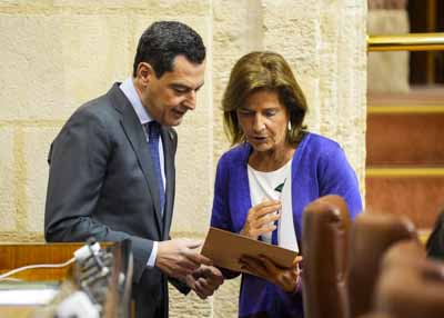 El presidente de la Junta de Andalucía, Juan Manuel Moreno, y la diputada del Grupo Popular Esperanza Oña 