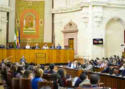 El Pleno durante el turno de preguntas de los portavoces dirigidas al presidente de la Junta de Andalucía 