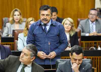 El portavoz del G.P. Popular de Andalucía, Antonio Martín, cierra las preguntas al presidente de la Junta de Andalucía con una cuestión relativa a las políticas para el avance de los ayuntamientos andaluces  