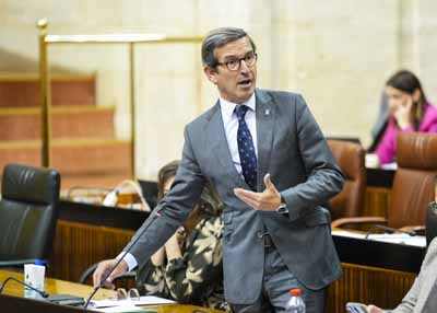 El consejero de Industria, Energía y Minas, Jorge Paradela, contesta a la cuestión de su competencia 