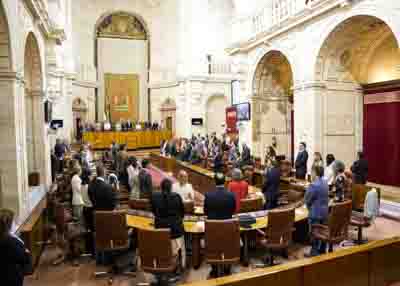  El Parlamento de Andaluca guarda un minuto de silencio al inicio de la sesin en memoria del papa Francisco, fallecido recientemente 