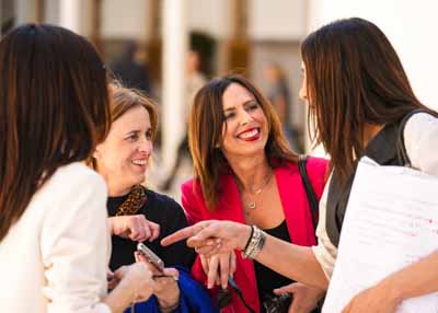  Roco Daz, consejera de Fomento; y Loles Lpez, consejera de Inclusin Social, con personal de su equipo antes de entrar en el saln de plenos 