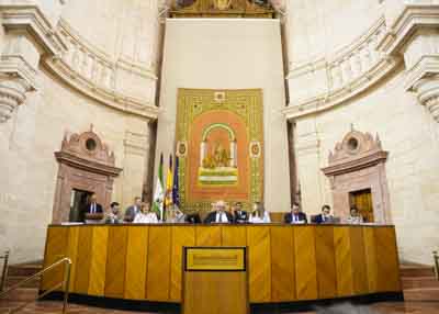  La Mesa del Parlamento antes del inicio de la sesin 