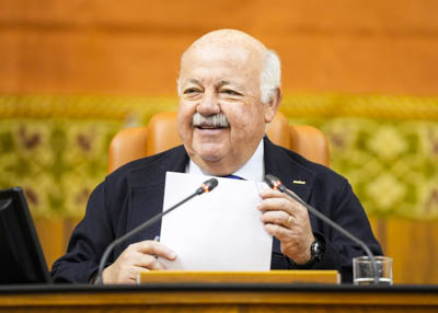 El presidente del Parlamento de Andaluca, Jess Aguirre, antes de iniciar el pleno 