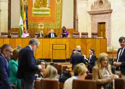  La Mesa del Parlamento de Andaluca, diputados y personal de la Cmara se disponen a continuar la sesin plenaria que comenz en el da de ayer 