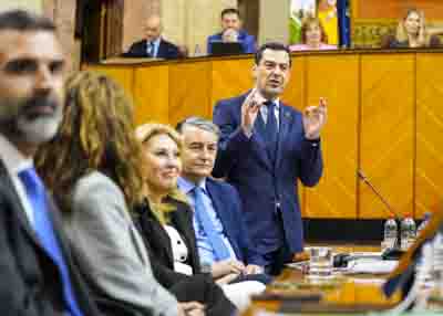 Juan Manuel Moreno, presidente de la Junta de Andaluca, durante la sesin de control al Ejecutivo 