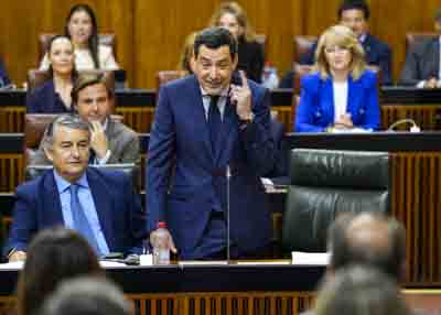 El presidente de la Junta de Andaluca, Juan Manuel Moreno, responde a las preguntas de los portavoces parlamentarios en la sesin de control 