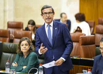 El consejero de Industria, Energa y Minas, Jorge Paradela, contesta a la cuestin de su competencia  