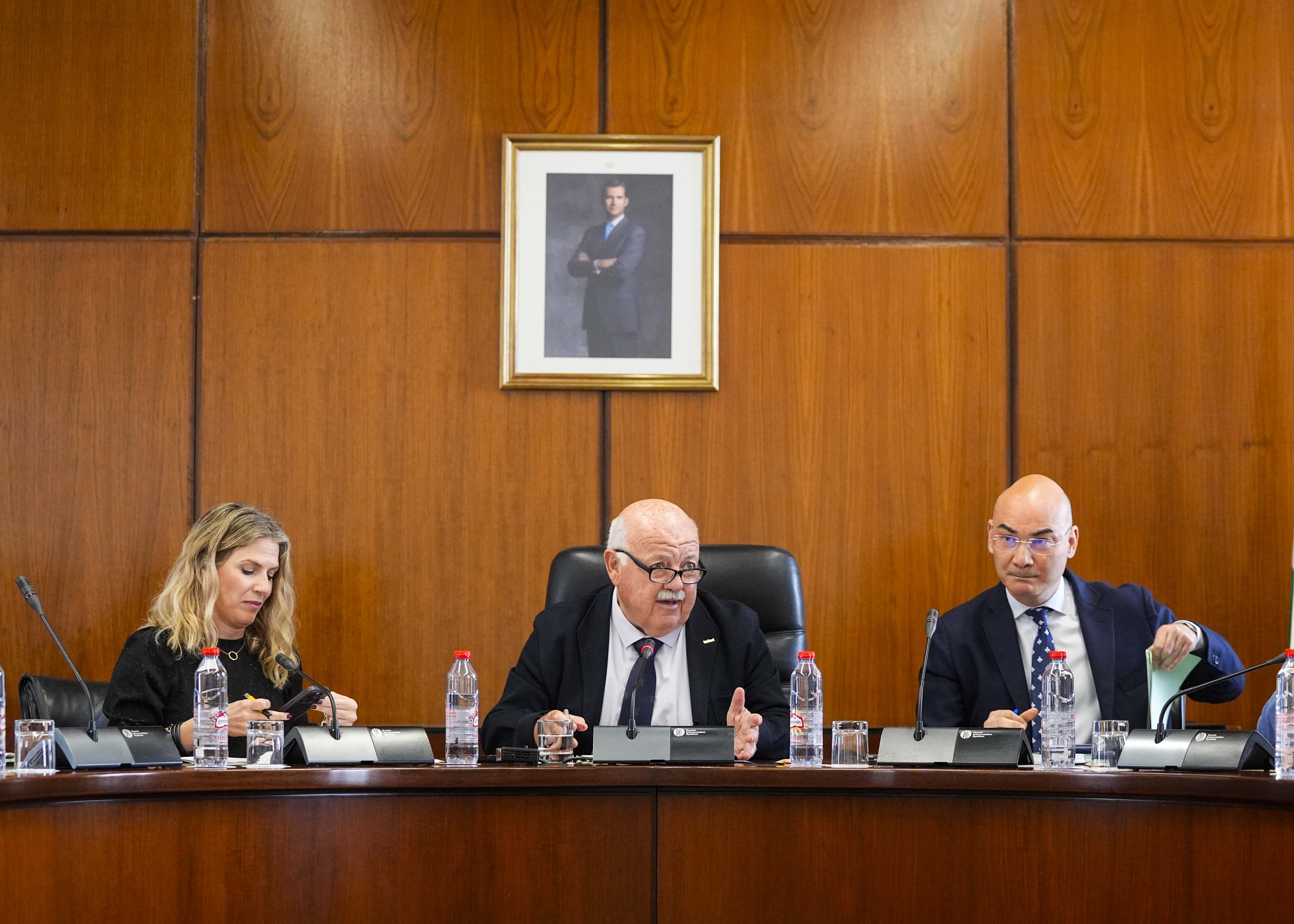 Jess Aguirre, presidente del Parlamento de Andaluca; Ana Mara Mestre, vicepresidenta primera; y Manuel Carrasco, letrado mayor, en la Junta de Portavoces  