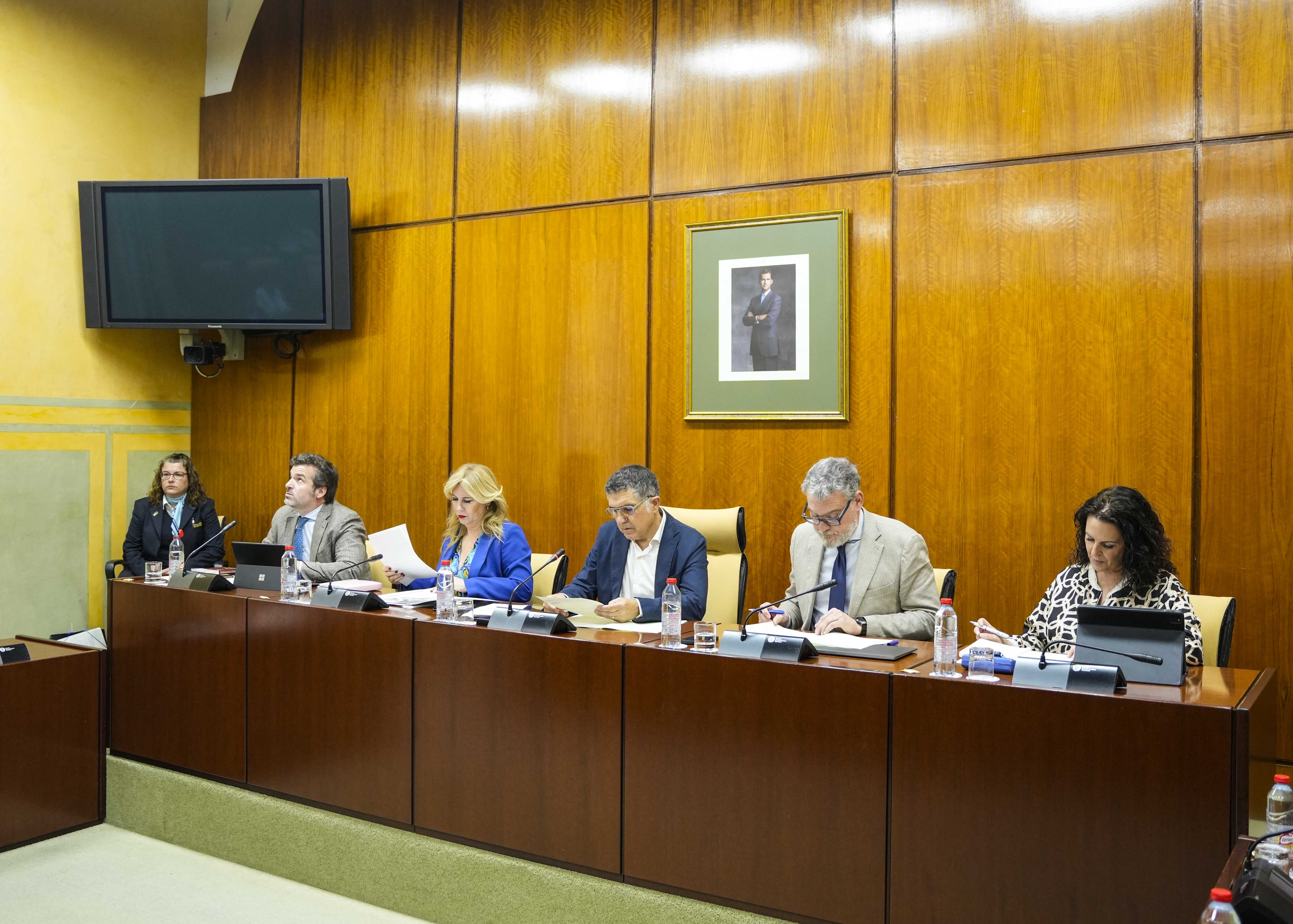 La Mesa de la Comisin de Economa, Hacienda y Fondos Europeos y la consejera titular al inicio de la sesin 