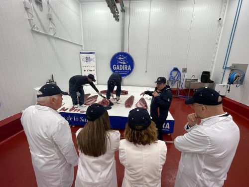 Un momento de la visita del presidente del Parlamento y los miembros de la Mesa para conocer de primera mano la pesca de almadraba en las instalaciones de  Gadira en Barbate, Cdiz
