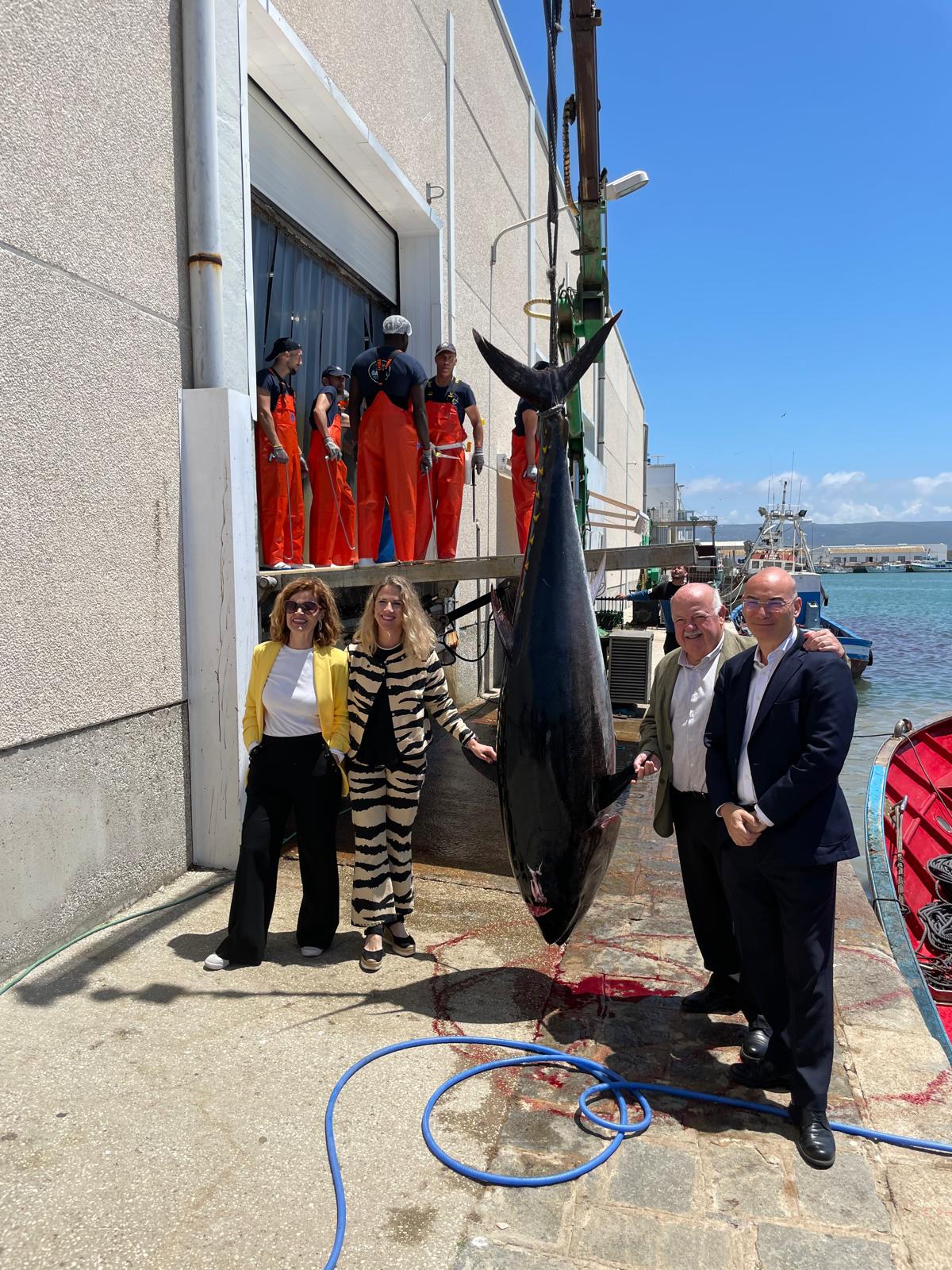   El presidente del Parlamento, Jess Aguirre; la vicepresidenta primera, Ana Mestre; Esperanza Gmez, miembro de la Mesa; y el letrado mayor de la Cmara, Manuel Carrasco, en las instalaciones de Gadira, Barbate (Cdiz) 