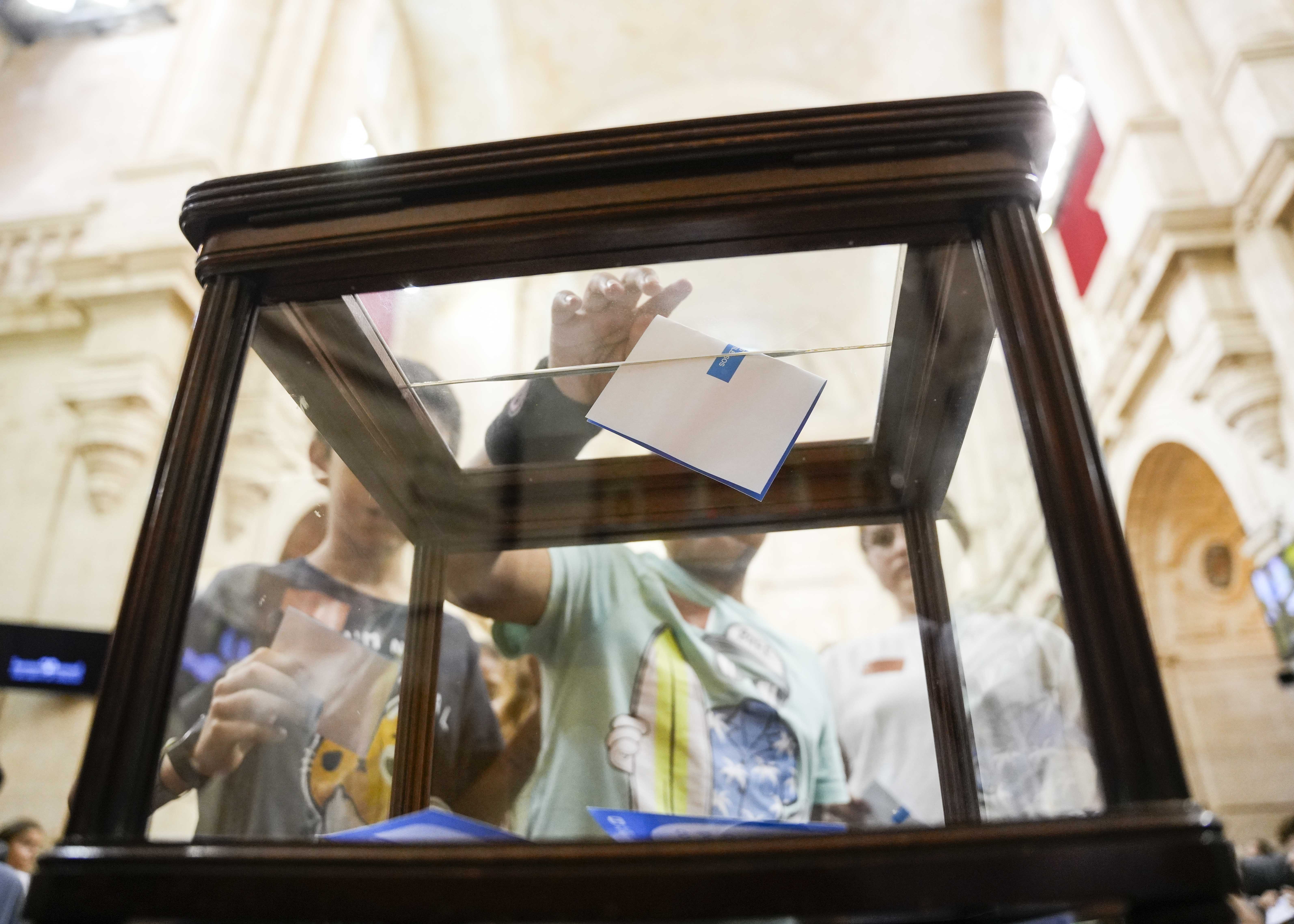  Una de las alumnas deposita su voto en la urna 