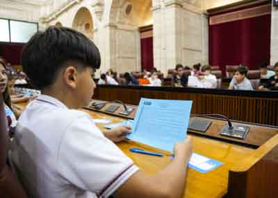 Los diputados por un da leen la propuesta de compromisos presentados para su votacin 