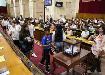 Los "diputados por un da" se dirigen a depositar su voto en la urna 