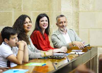 Diputados del Parlamento de Andaluca de distintos grupos parlamentarios entre el pblico 