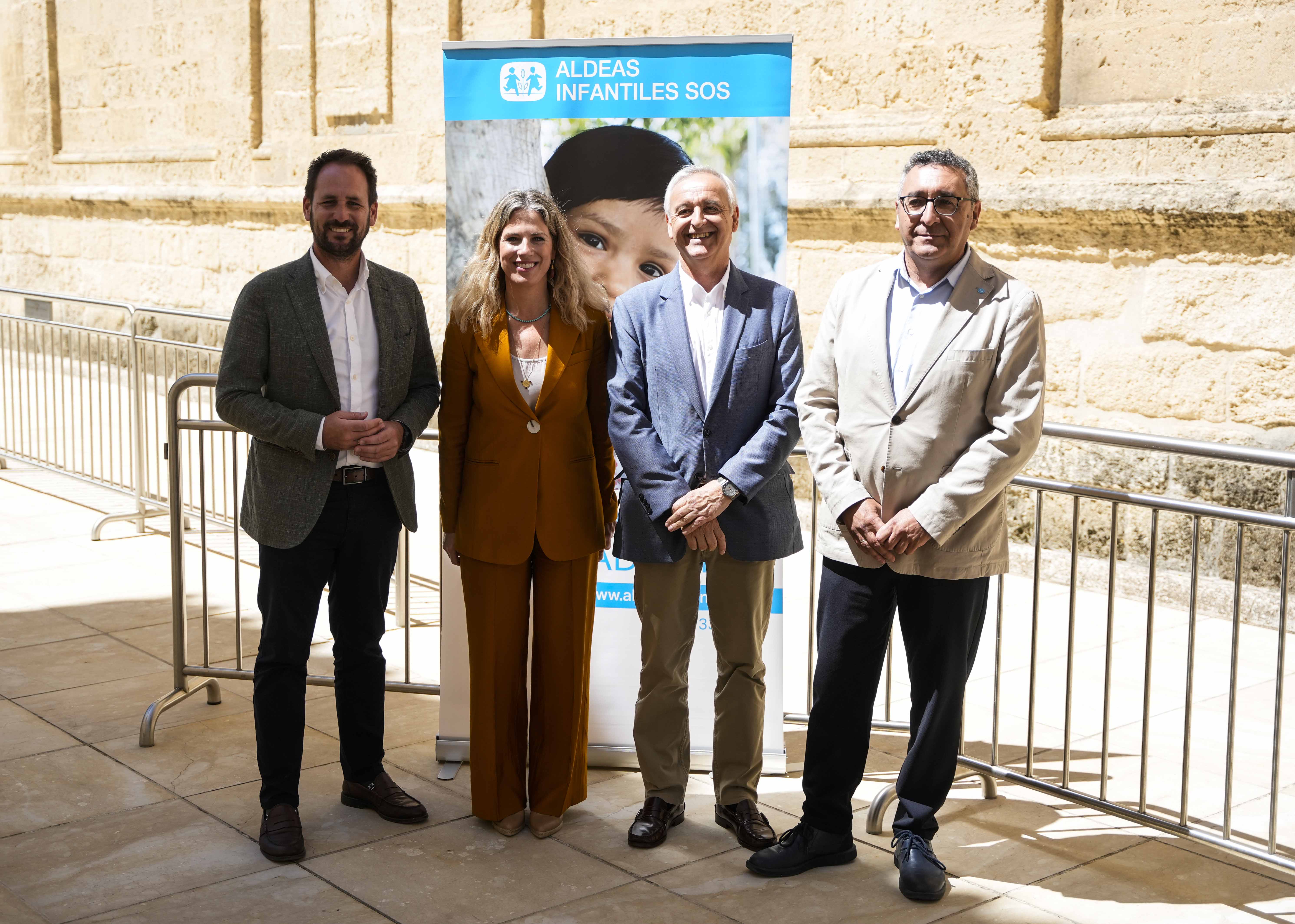  La vicepresidenta primera de la Cámara, Ana Mestre, junto a representantes de Aldeas Infantiles SOS y el director general de Infancia, Adolescencia y Juventud 
