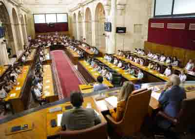 Vista general de los pequeos parlamentarios desde la Mesa y la presidencia del Parlamento 