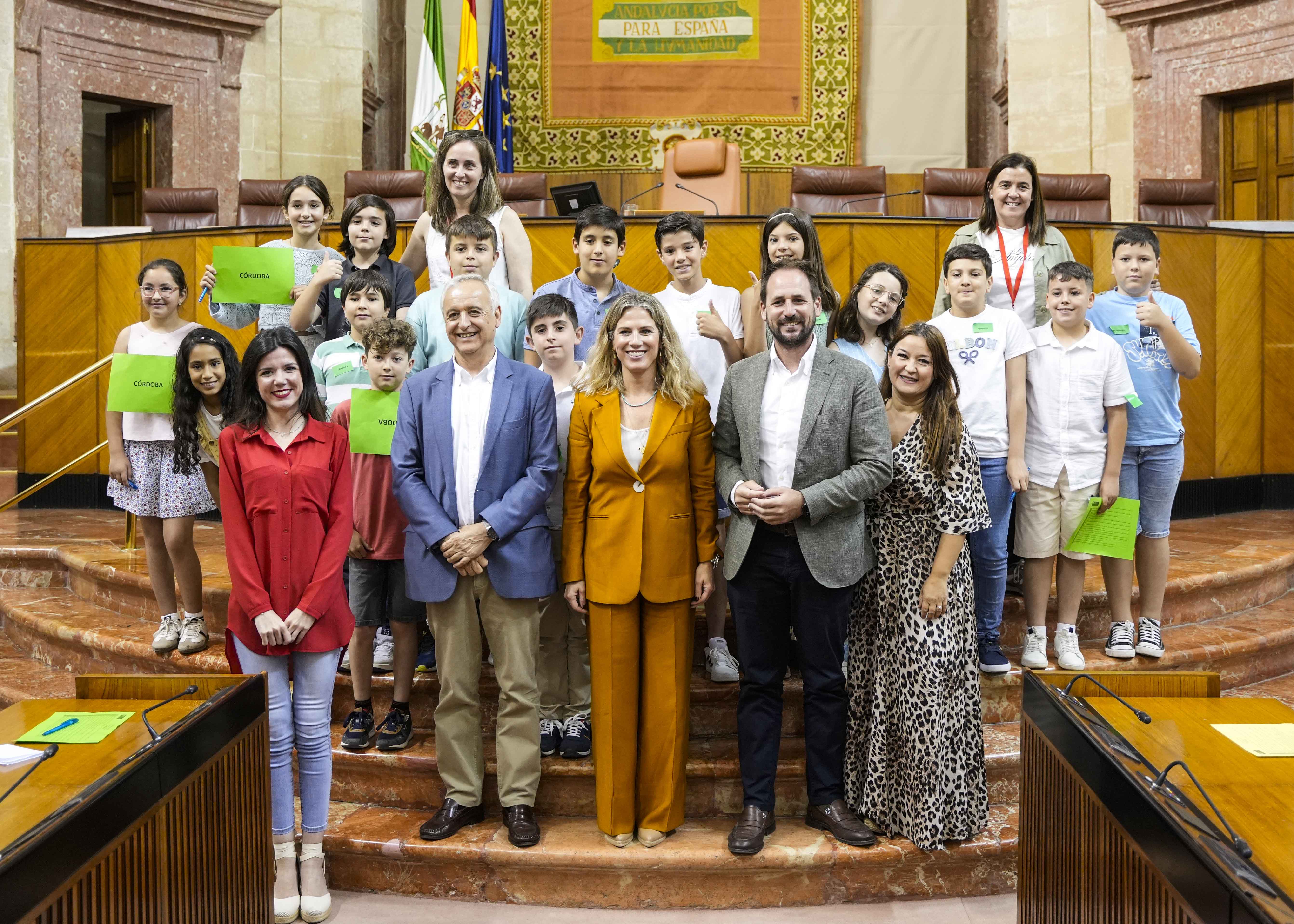    Representacin de Crdoba con los representantes de la Cmara, de la Junta de Andaluca y de Aldeas Infantiles SOS