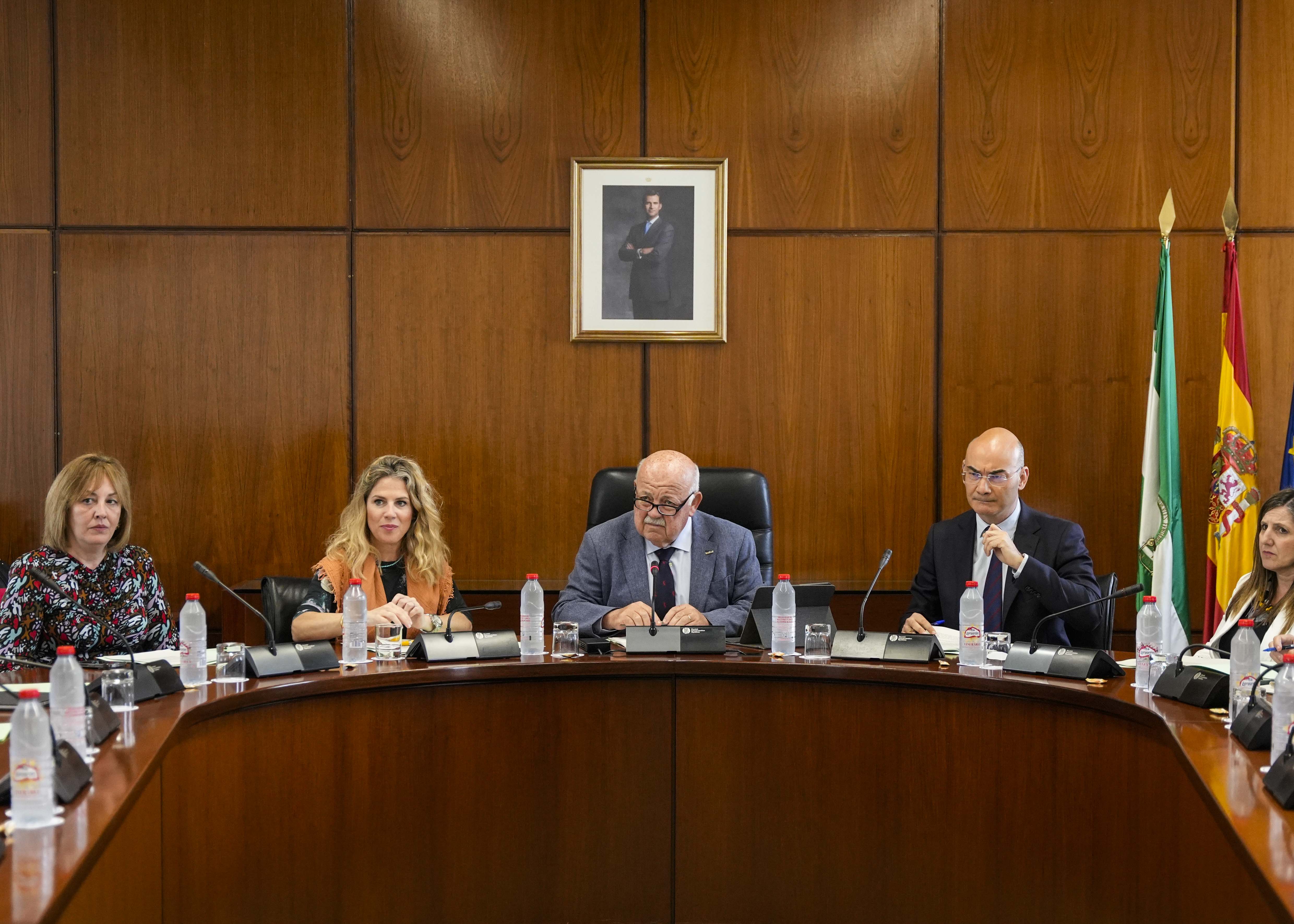 El presidente del Parlamento, las tres vicepresidentas y el letrado mayor en la Junta de Portavoces  