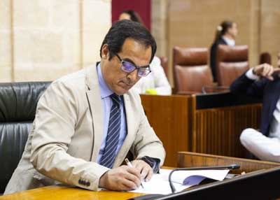 Jos Antonio Nieto, consejero de Justicia, Administracin Local y Funcin Pblica, momentos antes de comenzar la sesin plenaria 