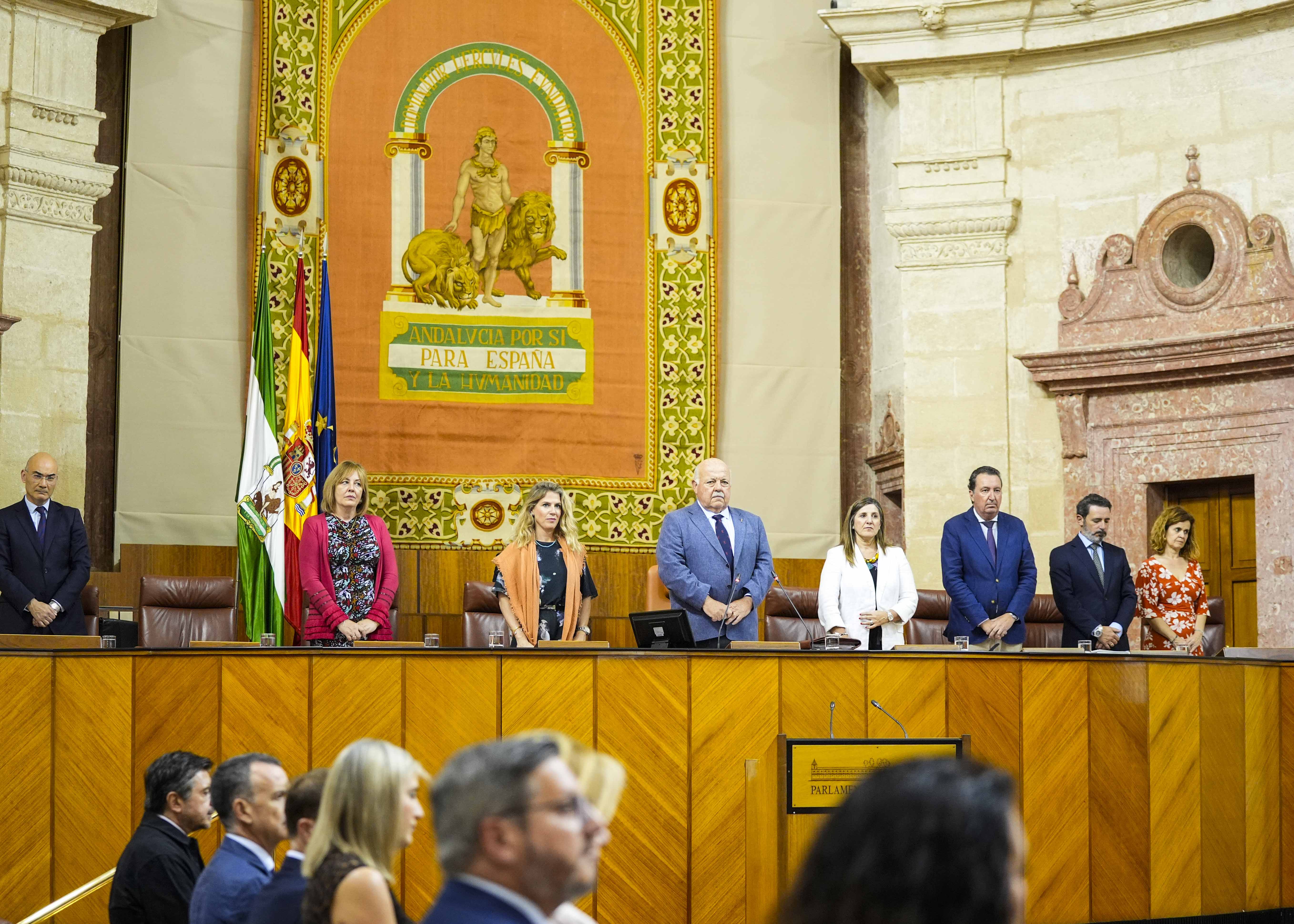 La Mesa del Parlamento de Andaluca durante el minuto de silencio que se ha guardado al inicio 
