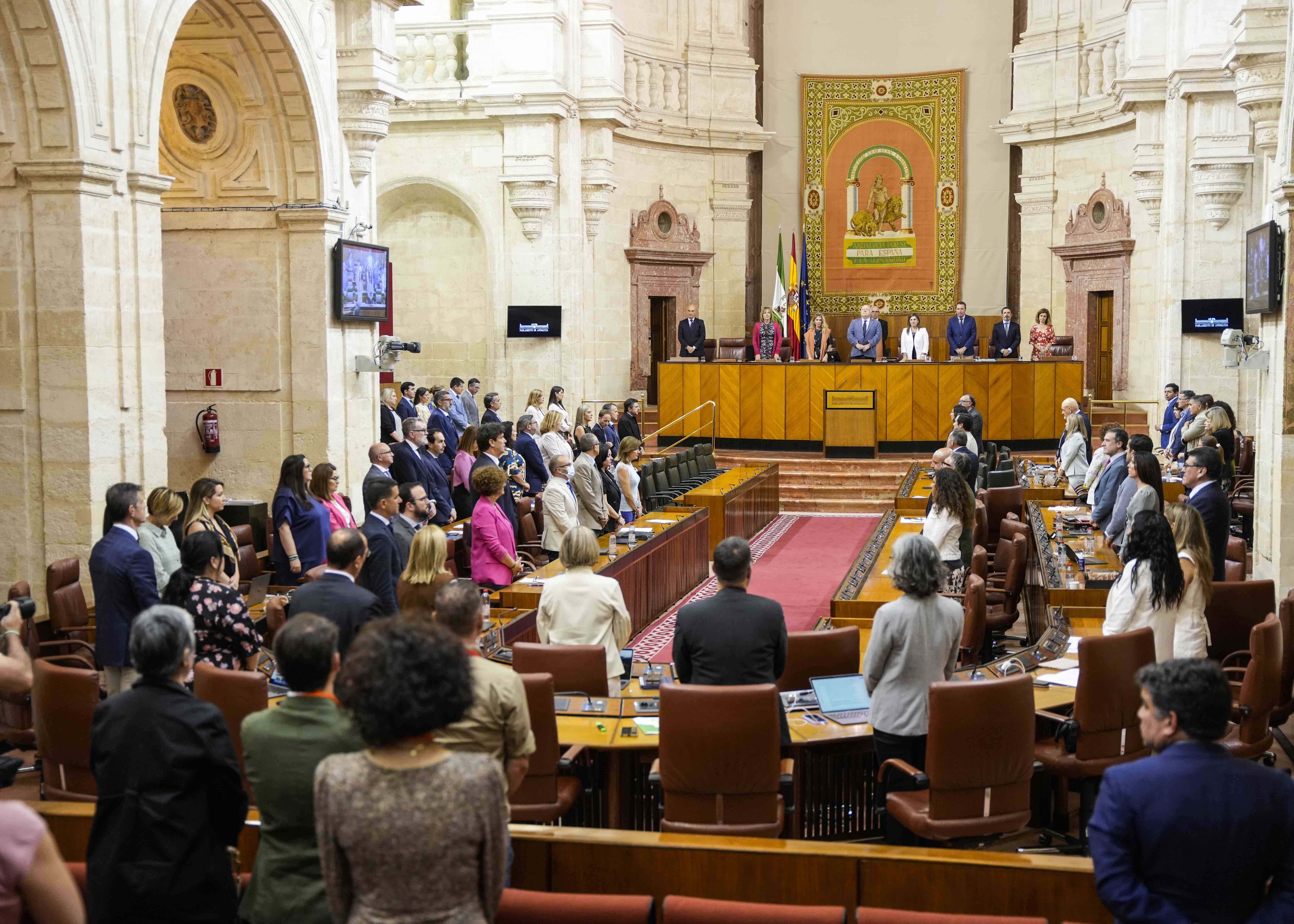  El Pleno del Parlamento guarda un minuto de silencio al inicio de la sesin por la ltima vctima de violencia de gnero, asesinada en Cartaya  