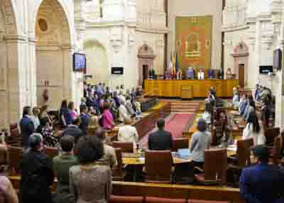  El Pleno del Parlamento guarda un minuto de silencio al inicio de la sesin por la ltima vctima de violencia de gnero, asesinada en Cartaya  