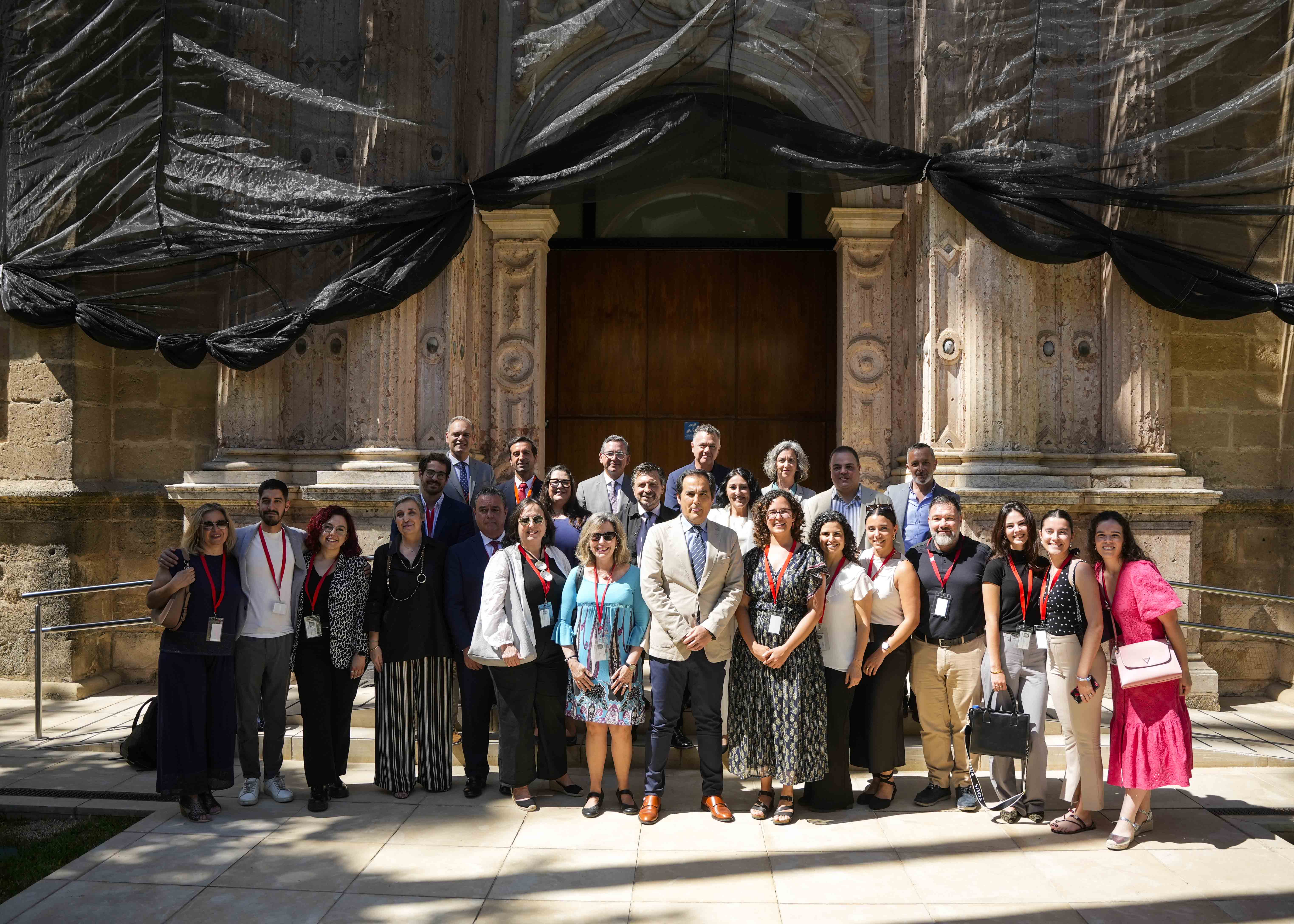  Foto de familia del consejero de Justicia, diputados y asociacin de criminlogos tras el debate del proyecto de ley por la que se crea el Colegio Oficial de Criminologa de Andaluca 