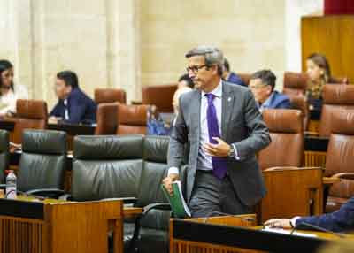 Jorge Paradela, consejero de Industria, Energa y Minas, se dirige al atril para iniciar su comparecencia 