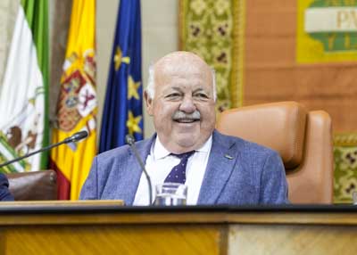 El presidente del Parlamento de Andaluca, Jess Aguirre, se dispone a iniciar la sesin plenaria 