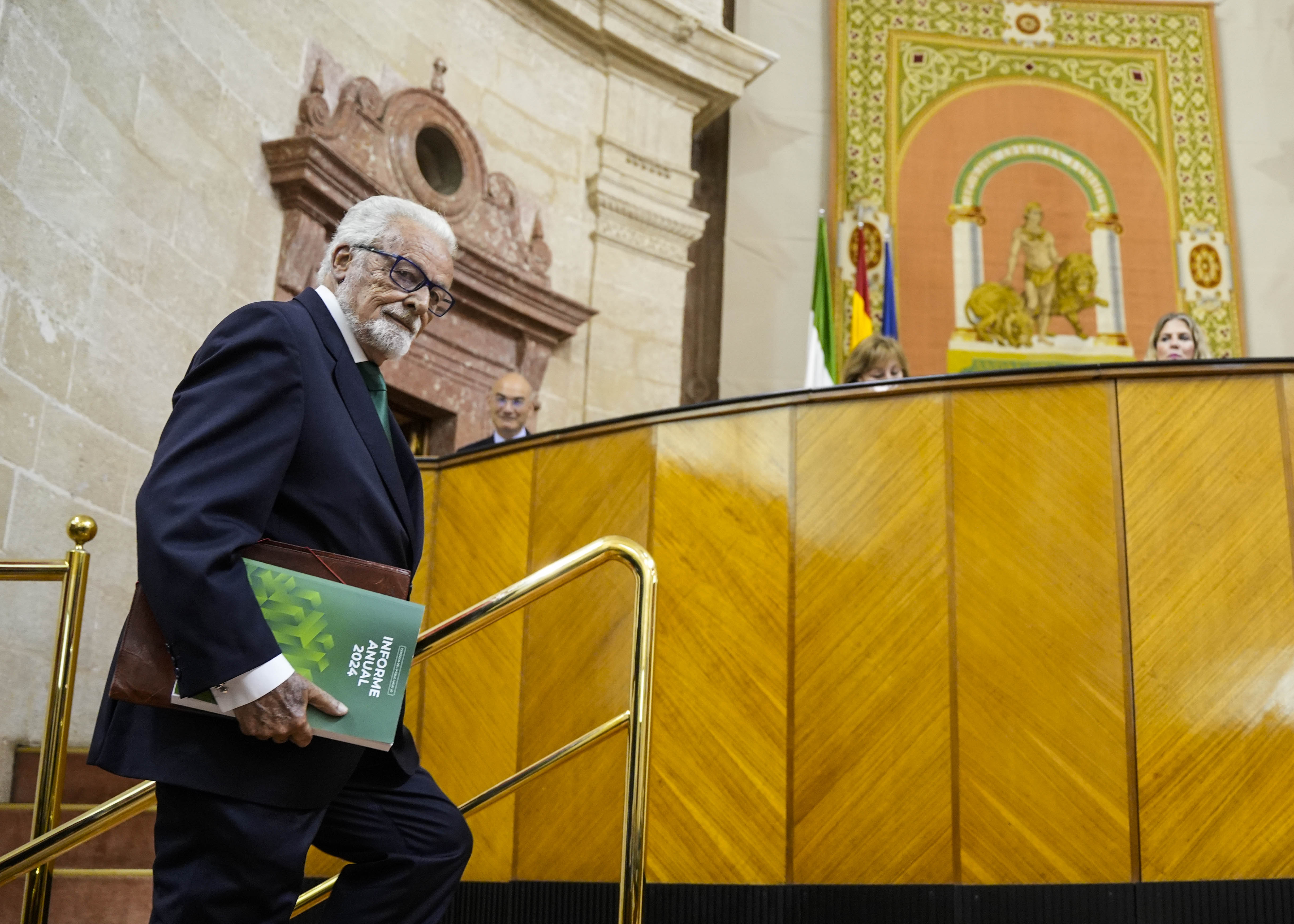Jess Maeztu, defensor del pueblo andaluz, se dirige al atril para presentar el informe de su institucin  