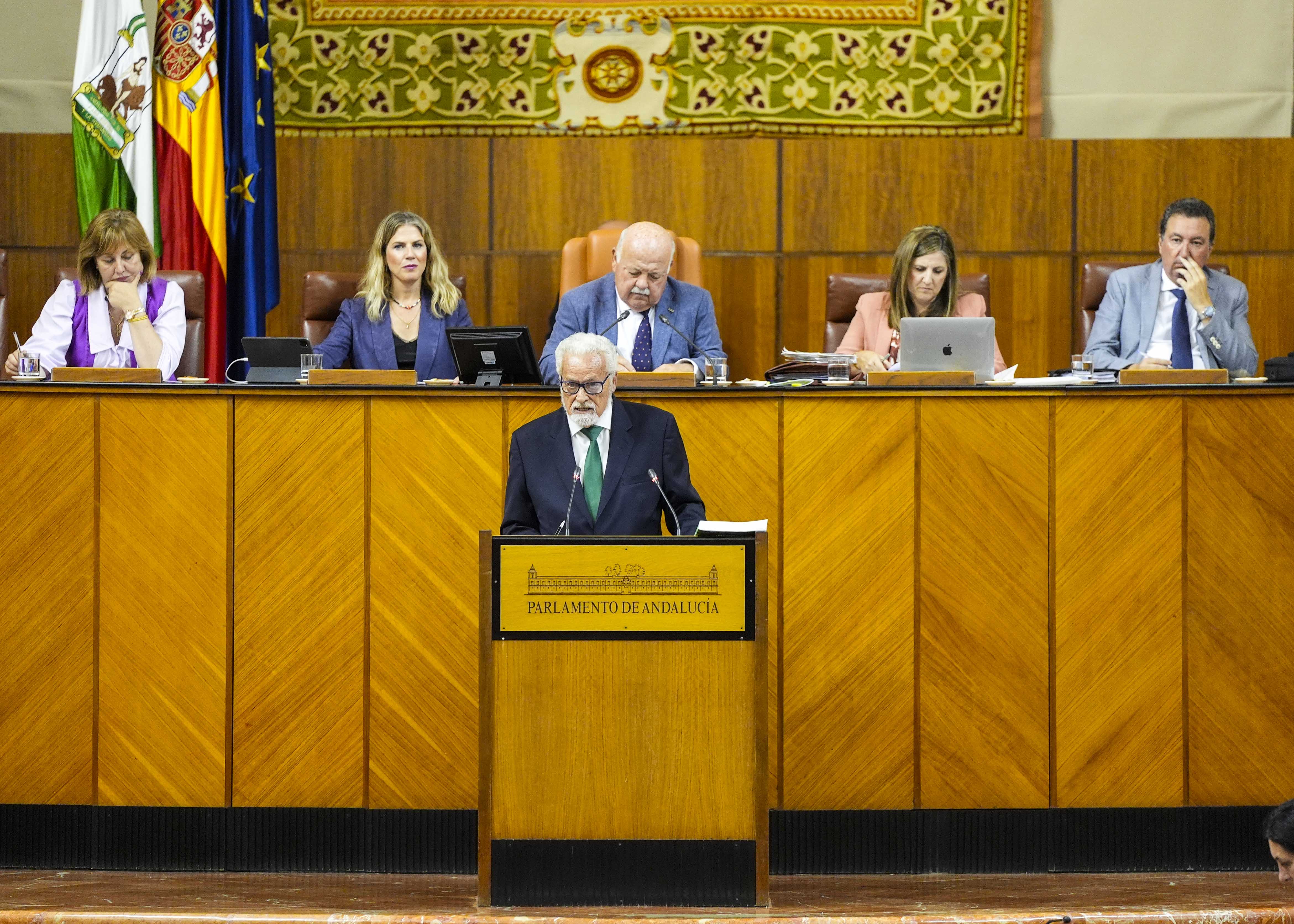 La Mesa del Parlamento de Andalucía durante la presentación del informe anual por el defensor del pueblo andaluz  