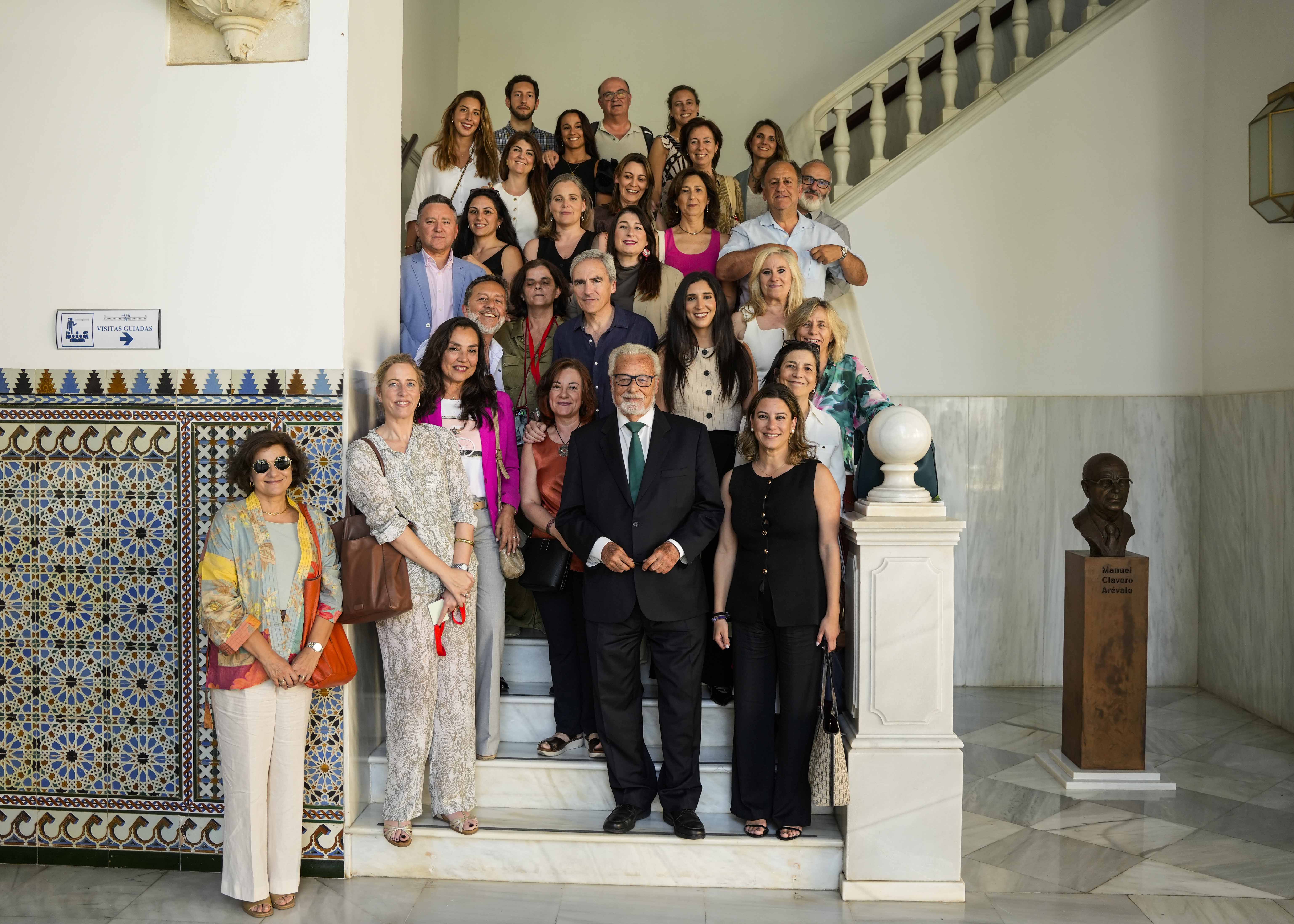 Foto de familia del defensor del pueblo andaluz, Jess Maeztu, y personal de la oficina del Defensor 