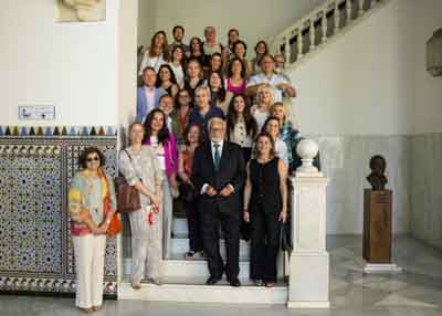 Foto de familia del defensor del pueblo andaluz, Jess Maeztu, y personal de la oficina del Defensor 