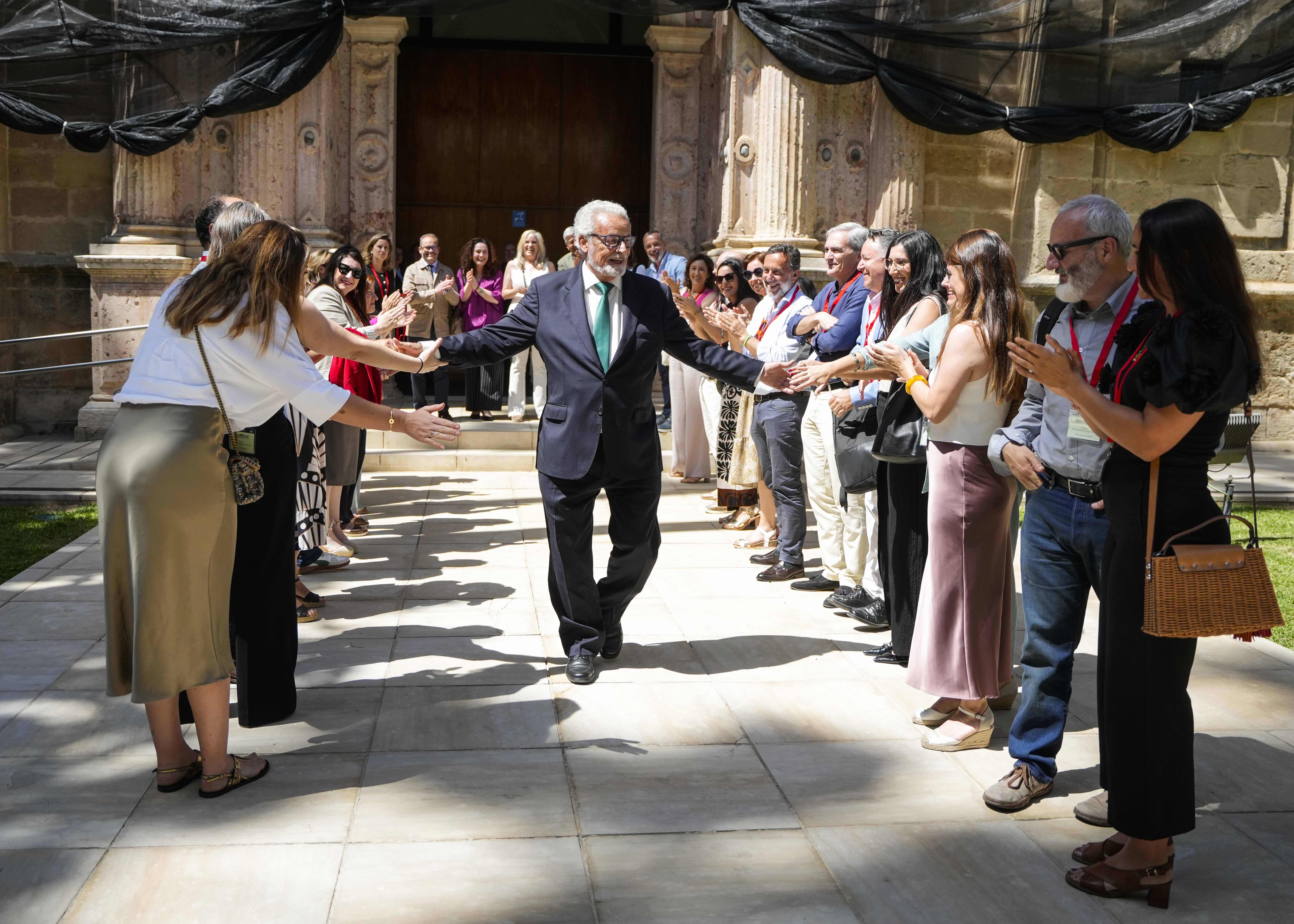 El defensor del pueblo andaluz, Jess Maeztu, saluda a su equipo de trabajo tras la presentacin del informe anual ante el Pleno del Parlamento de Andaluca 