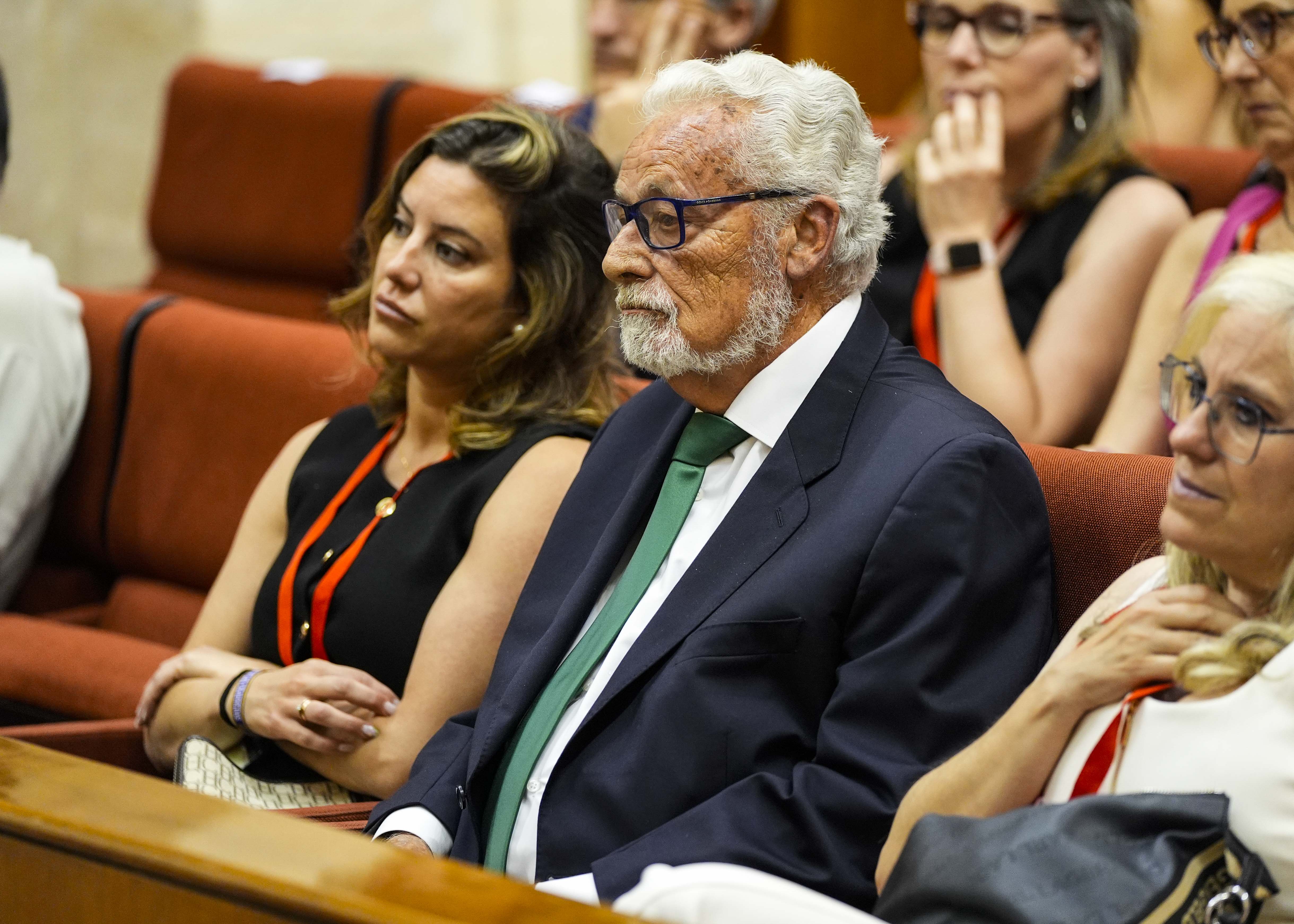 Jess Maeztu, defensor del pueblo andaluz, en la tribuna de pblico y autoridades durante la intervencin de los grupos parlamentarios 