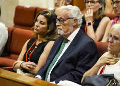 Jess Maeztu, defensor del pueblo andaluz, en la tribuna de pblico y autoridades durante la intervencin de los grupos parlamentarios 