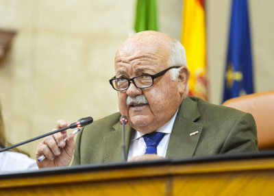 Jess Aguirre, presidente del Parlamento de Andaluca, se dispone a iniciar la sesin plenaria 