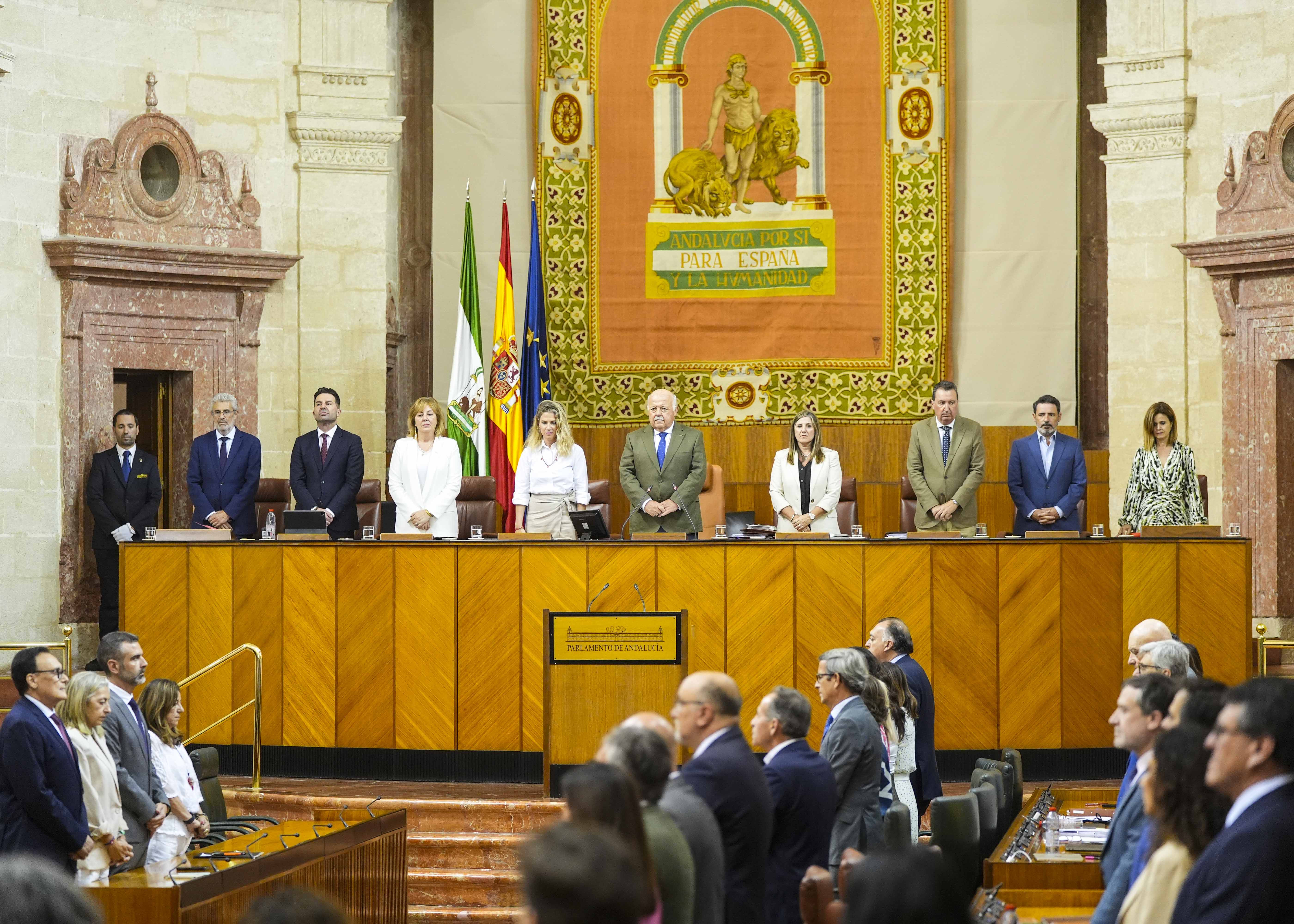Antes de iniciar la sesin, el Pleno del Parlamento de Andaluca ha guardado un minuto de silencio por las vctimas de violencia de gnero y violencia vicaria asesinadas en Andaluca 