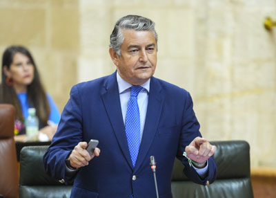 El consejero de la Presidencia, Interior, Dilogo Social y Simplificacin Administrativa, Antonio Sanz, contesta 