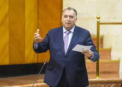 Arturo Bernal, consejero de Turismo y Andaluca Exterior, responde a la diputada 