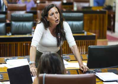 Loles Lpez, consejera de Inclusin Social, Juventud, Familias e Igualdad, contesta a la cuestin 