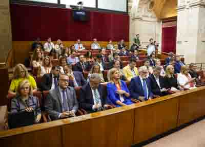 La tribuna de pblico y autoridades sigue el discurso del presidente de la Junta de Andaluca  