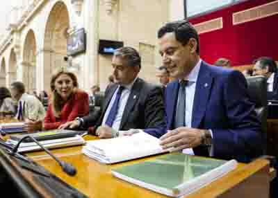La consejera de Economa, el consejero de la Presidencia y el presidente de la Junta de Andaluca antes de la comparecencia 