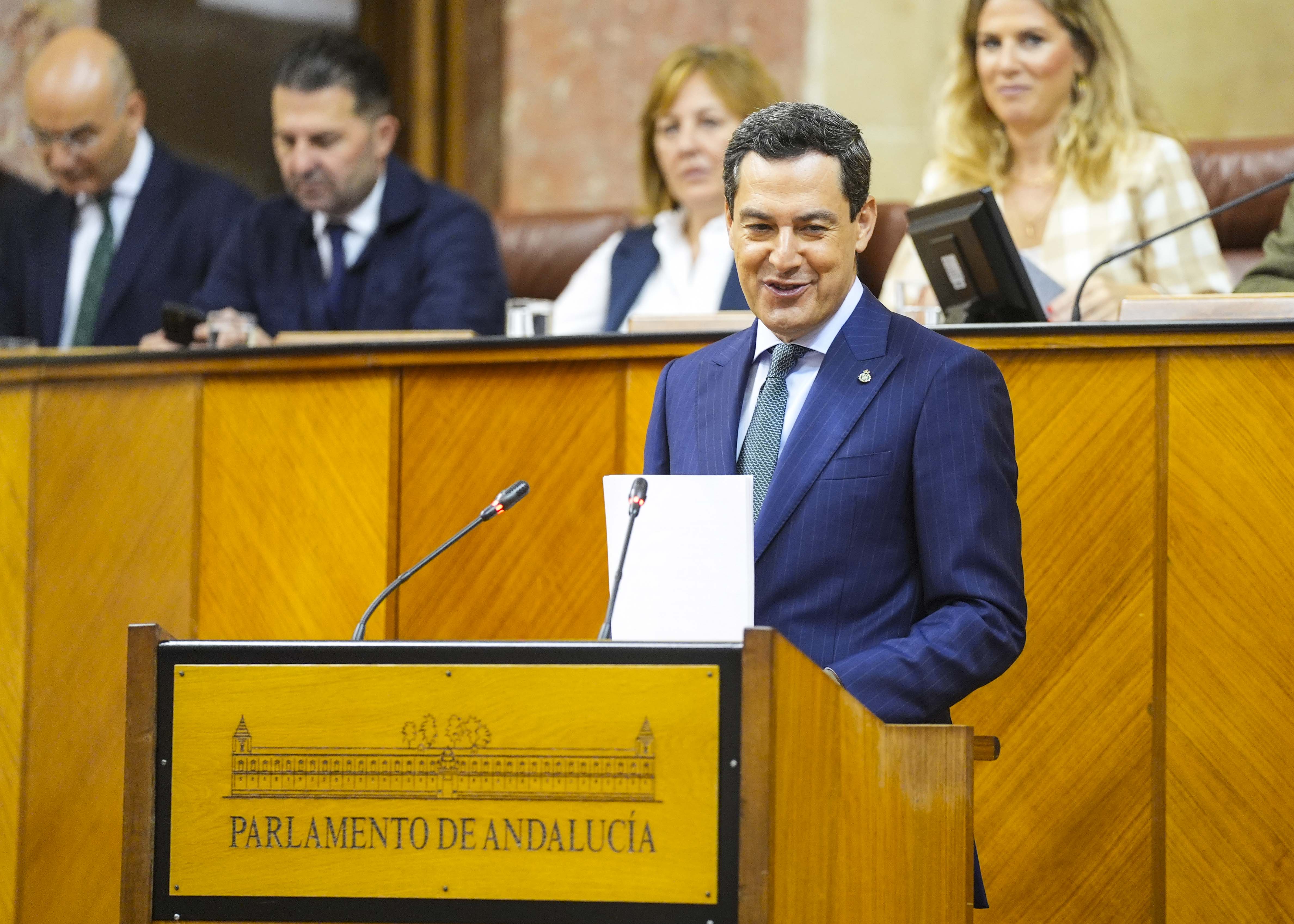  Juan Manuel Moreno, presidente de la Junta de Andaluca, segundos antes de iniciar su comparecencia 