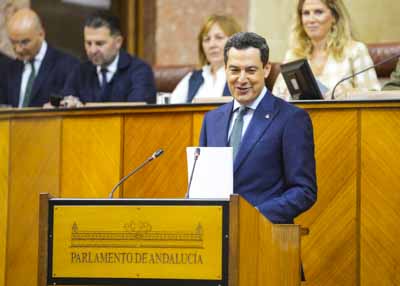  Juan Manuel Moreno, presidente de la Junta de Andaluca, segundos antes de iniciar su comparecencia 