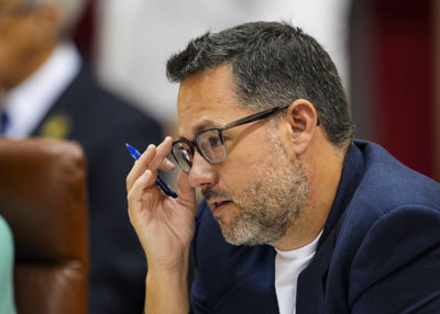 Jos Ignacio Garca, portavoz del G.P. Mixto-Adelante Andaluca, sigue el discurso del presidente  